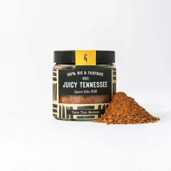 BBQ-Gewürzmischung Juicy Tennessee Bio für Spare Ribs. Angenehm würzig-scharf im Geschmack, mit schwarzem Urwald-Pfeffer, Paprika und Rauchsalz. Dazu ein Hauch Kokosblütenzucker. Beim Grillen entsteht auf dem Fleisch ein leicht, süßlicher, knuspriger Karamellton.
