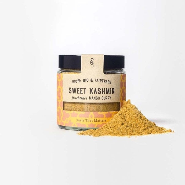 Sweet Kashmir Diese fruchtige Currymischung wird aus 14 verschiedenen Gewürzen und edler Bio-Mango zusammengestellt. In dieser Mischung ist nur wenig Chili enthalten, der wunderbar mit dem fruchtigen Charakter der Mango harmoniert. Dieses Mango Curry enthält Ingwer, Kurkuma, Zimt, Macis und natürlich feinste Mango, was zu einer dezenten Süße führt und einen angenehm-runden Gesamtklang schafft. Es kann wie jedes typische Currypulver eingesetzt werden und passt ideal zu Gemüse, Geflügel und Fisch.