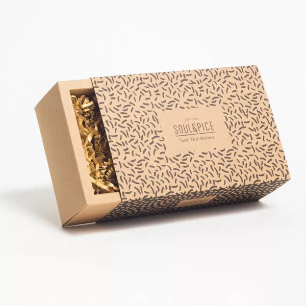 Geschenkbox für 2 Gewürze von Soul Spice. Sie sind zum Grillabend eingeladen und suchen noch ein passendes Mitbringsel? Über außergewöhnliche Gewürzmischungen in Bio-Qualität freut sich jede Köchin und jeder Koch. Die BBQ- und Gewürzmischungen von Soul Spice finden in dieser schönen Geschenkbox ein nettes Plätzchen. Geschenkschuber aus Karton, mit Holzwolle ausgelegt.