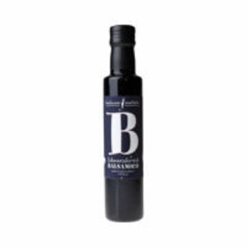 Schwarzkirsch-Balsamico, 1 Flasche, Füllmenge 250 ml. Auf natürliche Art fermentierter Balsamico Essig mit 5% Säure. Ausgebaut im Eichenfass in Handarbeit nach altem „Codex1868“, dazu mehr in den Tipps.