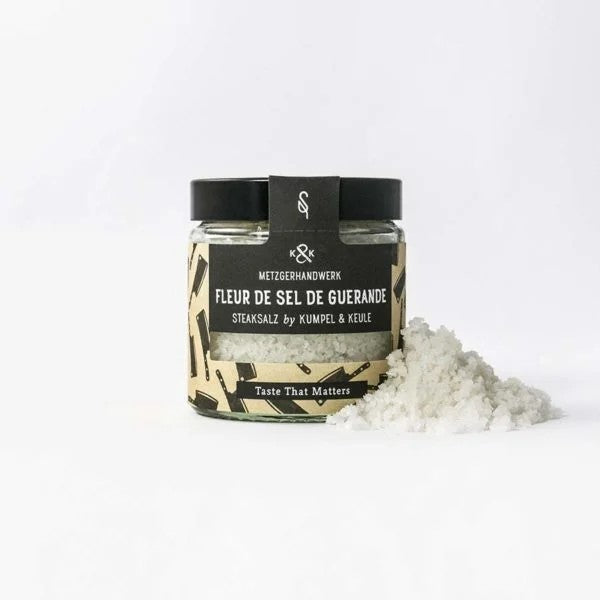Steaksalz Bio-Fleur de Sel de Guérande, 80 g im Glas. Von der Berliner Kultmetzgerei Kumpel & Keule ausgesuchtes Steaksalz. Die „Blume des Salzes“ ist das kostbarste, gesündeste und teuerste Meersalz. Das Fleur de Sel de Guérande aus der französischen Bretagne erfreut sich nicht nur in der französischen Haute Cuisine großer Beliebtheit, sein mineralisch-natürlicher Geschmack verleiht den Speisen einen besonderen Charakter. Darum sollte immer auch ein klein wenig "Meer" auf das Steak.