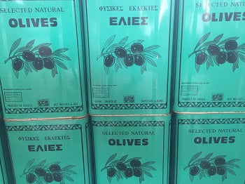Man sieht Olivenölkanister mit griechischer Schrift.