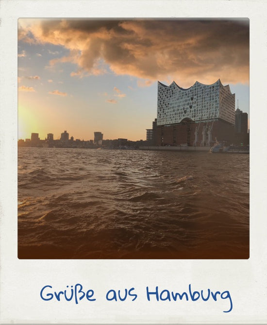 Bild von der Elbphilharmonie in Hamburg vom Wasser aus. Kulinarische Handwerker. Regionale und internationale Spezialitäten aus Food-Manufakturen