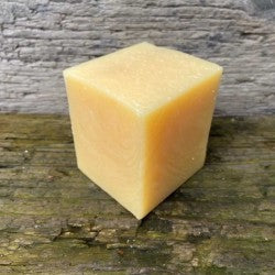 Nachfüllpackung für die VEGA-SAUBA Spül- und Haushaltsseife, passend zum Betonblock.