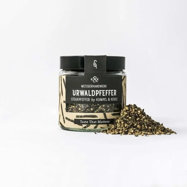 Steakpfeffer Bio, geschrotet, Pfeffermischung by Kumpel & Keule, 50 g. Aus den verschiedenen Sorten Urwaldpfeffer von Soul Spice mischten sie eine perfekte Komposition für eins der meistgegrillten Fleischteile, das Steak. Der in dieser Mischung verwendete Hochland-Pfeffer hat wegen seines außergewöhnlich hohen Anteils an ätherischen Ölen ein besonders edles, feines und vielschichtiges Aroma.