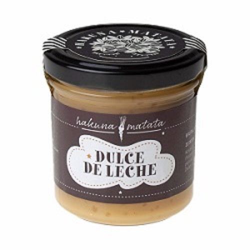 Dulce de Leche, gesalzene Karamellcreme, hergestellt aus Kondensmilch.  Dulce de Leche ist ein leckerer Brotaufstrich für alle, die gerne etwas Süßes auf dem Brot möchten. Die Creme aus Karamell ist auch sehr gut für die Herstellung von Süßspeisen wie Pudding, Flan oder Eis geeignet.  Und natürlich einfach so, für zwischendurch, zum Auslöffeln.